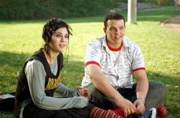 Janis Ian (Lizzy Caplan) und Damian (Daniel Franzese)