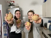 Für ihre mazedonischen Kartoffelsuppe „Compira“ brauchen Sara und Lena natürlich: Kartoffeln! Für ihre mazedonischen Kartoffelsuppe „Compira“ brauchen Sara und Lena natürlich: Kartoffeln!