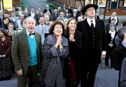 Dr. Ingo Leuwerik (R&uuml;diger Vogler) freut sich gemeinsam mit Leonore Dobisch (Rita Russek), Katrin Dobisch (Bernadette Heerwagen, 2. v. rechts) und Lothar Dobisch (Stephan Grossmann, rechts), dass die Uhr auf dem Marktplatz wieder funktioniert.