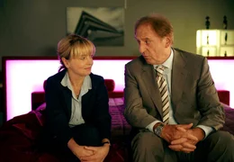 Alfons (G&uuml;nther Maria Halmer), wei&szlig;, dass er seiner Sekret&auml;rin Hannah (Gisela Schneeberger) in allen Lebenslagen vertrauen kann.