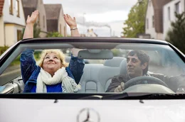 Die temperamentvolle Deutscht&uuml;rkin Rabiye Kurnaz (Meltem Kaptan) und ihr Mann Mehmet Kurnaz (Nazmi Kirik) sind ein gl&uuml;ckliches Paar.