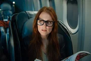 W&auml;hrend die anderen Passagiere nichts ahnen, erkennt die attraktive Jen Summers (Julianne Moore) schon bald, dass etwas im Busch ist. Da bittet sie der Air-Marshall um Hilfe, auch wenn er nicht wei&szlig;, ob er ihr wirklich trauen darf ...