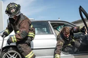 Otis (Yuri Sardarov, l.), Matthew Casey (Jesse Spencer). Die Verwendung des sendungsbezogenen Materials ist nur mit dem Hinweis und Verlinkung auf TVNOW gestattet.