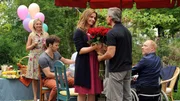 Danuta (Karolina Lodyga, li.), Daniel (Aleksandar Radenkovic) und Chris (Simon Schwarz, re.) feiern Veras (Rebecca Immanuel) Geburtstag, als Chris' Rivale Henning (Ren&eacute; Steinke, 2. v. re.) &uuml;berraschend mit roten Rosen auftaucht.
