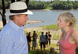 Maxi (Jasmin Schwiers) w&auml;scht ihrem Vater Balthasar (Fritz Wepper) den Kopf, weil er bei einem Grillfest wieder einmal in alle Fettn&auml;pfchen getreten ist.