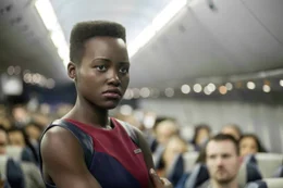 Gwen (Lupita Nyong'o), eine der Stewardessen auf dem Transatlantikflug New York-London.