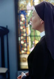 Schwester Lotte (Jutta Speidel) betet, dass ihr Plan aufgeht.