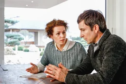 Melika Foroutan (Silvia Baumann), Arnd Klawitter (Markus Baumann).