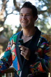 Adam Devine als Kelvin Gemstone