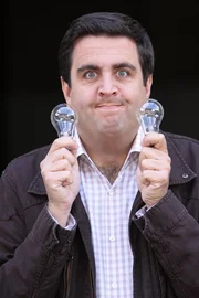 Geplatzter Deal: Bastian (Bastian Pastewka) hatte vor, ganz gro&szlig; ins Gl&uuml;hbirnengesch&auml;ft einzusteigen - leider hat er die Bestellung vermasselt ...