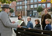 Misstrauisch be&auml;ugen Greta Dobisch (Elena Uhlig), Lothar Dobisch (Stephan Grossmann, 3. v. links), Leonore Dobisch (Rita Russek, 3. v. rechts), Anton Dobisch (Johann von B&uuml;low) und Katrin Dobisch (Bernadette Heerwagen, rechts) den Neuank&ouml;mmling Hubertus Hobbs (Jan-Gregor Kremp, links).