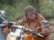 Friedrich Steinbach (Fred Delmare) auf Sebastians Motorrad.