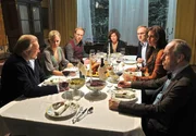 Hubertus Hobbs (Jan-Gregor Kremp) st&ouml;&szlig;t als &Uuml;berraschungsgast zur famili&auml;ren Runde von Katrin Dobisch (Bernadette Heerwagen), Anton Dobisch (Johann von B&uuml;low, 3. v. links), Leonore Dobisch (Rita Russek, 4. v. links). Lothar Dobisch (Stephan Grossmann, 3. v. rechts), Greta Dobisch (Elena Uhlig, 2. v. rechts) und dem befreundeten Hausarzt Dr. Ingo Leuwerik (R&uuml;diger Vogler, rechts).
