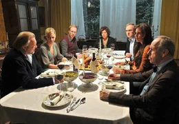 Hubertus Hobbs (Jan-Gregor Kremp) st&ouml;&szlig;t als &Uuml;berraschungsgast zur famili&auml;ren Runde von Katrin Dobisch (Bernadette Heerwagen), Anton Dobisch (Johann von B&uuml;low, 3. v. links), Leonore Dobisch (Rita Russek, 4. v. links). Lothar Dobisch (Stephan Grossmann, 3. v. rechts), Greta Dobisch (Elena Uhlig, 2. v. rechts) und dem befreundeten Hausarzt Dr. Ingo Leuwerik (R&uuml;diger Vogler, rechts).
