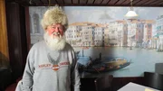 Wilfried (66) hat 30 Jahre auf seinem Hausboot "Sigfried" in Bornheim bei Bonn gelebt. Jetzt will er sein ehemaliges Heim, sowie zwei weitere Boote und die selbstgebaute Steganlage einfach nur loswerden. Er m&ouml;chte sich ganz auf sein gr&ouml;&szlig;tes Hobby konzentrieren - das Harley fahren.