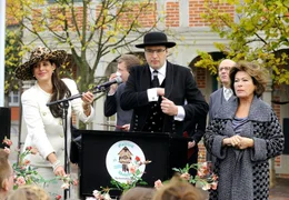 Greta Dobisch (Elena Uhlig) ist stolz auf Ehemann Lothar (Stephan Grossmann), der an der Seite seiner Mutter Leonore (Rita Russek, rechts) auf dem Marktplatz eine Rede halten soll.