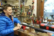 Die Skier m&uuml;ssen regelm&auml;&szlig;ig gewachst werden. Beni macht das selbst in der Werkstatt.