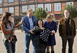 Greta Dobisch (Elena Uhlig, links), Lothar Dobisch (Stephan Grossmann, 2. v. links), Katrin Dobisch (Bernadette Heerwagen) und Anton Dobisch (Johann von B&uuml;low) sorgen sich um Mutter Leonore (Rita Russek, 3. v. rechts).