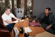 Nachdem Ingo (Andr&eacute; Dietz, l.) vor Richard (Silvan-Pierre Leirich) aufgeflogen ist, muss er sich nicht nur von seinem Traumjob verabschieden, sondern sieht sich zudem mit einer unbezahlten Zwangspause konfrontiert, in der er seine H&auml;nde kurieren soll.
