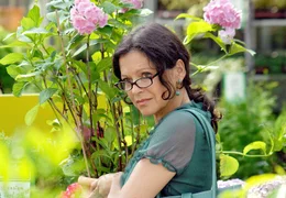 ARD EIN UNVERBESSERLICHER DICKKOPF, Deutschland 2007, Regie Michael Faust, am Freitag (08.07.11) um 20:15 Uhr im Ersten. Annette Eggers (Angela Roy) hat ein Auge auf den G&auml;rtner geworfen.