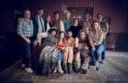 Die Geister kommen nach Deutschland: WDR und BBC Studios Germany drehen Comedy-Serie &bdquo;Ghosts&ldquo; f&uuml;r ARD Mediathek Im Mittelpunkt steht das junge Paar Emma (Cristina do Rego, unten 2.v.l.) und Felix (Benito Bause, unten 3.v.l.), die ein altes Herrenhaus erben und in ein Hotel verwandeln wollen. Die Situation eskaliert, als Emma nach einem Unfall pl&ouml;tzlich Geister sehen kann. Diese skurrilen und chaotischen Mitbewohner, darunter Charaktere wie der Neandertaler Urs (Jan van Weyde unten, 2.v.r.), der r&ouml;mische Legion&auml;r Claudius (Max Giermann, oben 2.v.r..), die Gr&auml;fin Adelheid (Antje Widdra, oben 4.v.r.), die feministische Magd Griet (Meltem Kaptan, unten l.), der Versicherungsvertreter Joachim (Sebastian Schwarz, oben 2.v.l.), die harmoniebed&uuml;rftige Lehrerin Svenni (Sina Tkotsch, unten r.) und der liebeshungrige Dichter Friedrich Dorn (Alexander Khuon, oben 4.v.l.) stammen aus verschiedenen Epochen und bringen das Leben des Paares ordentlich durcheinander. - hier mit Erik Haffner (Regie, oben l), Anke Hirschel (Redakteurin WDR, oben 3.v.r.), Alexander Bickel (WDR-Fiction-Chef , oben r.) und Nina Sollich (BBC Studios Germany, Executive Producer, 3.v.l).