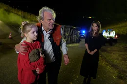 ARD Degeto WENN'S UM LIEBE GEHT, am Freitag (28.06.19) um 20:15 Uhr und um 01:10 Uhr im ERSTEN. Paul (Peter Sattmann), Ronja (Emilia Pieske, 2. v. li.) und Nina (Cristina do Rego) sehen nach dem Unfall zu, wie Laura (Inez Bj&oslash;rg David) in den Krankenwagen geladen wird. &copy; ARD Degeto/Marie Wiesler, honorarfrei - Verwendung gem&auml;&szlig; der AGB im engen inhaltlichen, redaktionellen Zusammenhang mit genannter Degeto-Sendung und bei Nennung "Bild: ARD Degeto/Marie Wiesler" (S2+). ARD Degeto/Programmplanung und Presse, Tel: 069/1509-335, degeto-presse@degeto.de