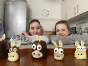 Sara und Lena lieben Pferde - auch als Nachtisch! Sara und Lena lieben Pferde - auch als Nachtisch!