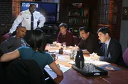 Versuchen einen Serient&auml;ter zur Strecke zu bringen: (v.l.n.r.) Morgan (Shemar Moore), Lt. Al Garner (Ernie Hudson), Prentiss (Paget Brewster), Reid (Matthew Gray Gubler), Rossi (Joe Mantegna) und Hotch (Thomas Gibson) ...