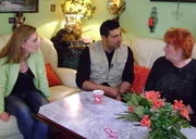 Tr&ouml;delprofi S&uuml;kr&uuml; im Gespr&auml;ch mit Mona (re.) und ihrer Tochter Steffi. Der Tr&ouml;delexperte soll Mona nun von ihrer Sammelwut befreien...