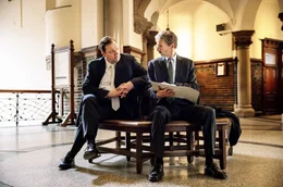 Staatsanwalt Marc Stocker (Charly H&uuml;bner) und Menschenrechtsanwalt Bernhard Docke (Alexander Scheer) diskutieren &uuml;ber den Fall Murat Kurnaz