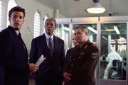 Versuchen verzweifelt zu verhindern, dass der Dritte Weltkrieg ausbricht: Jack Ryan (Ben Affleck), CIA-Chef Bill Cabot (Morgan Freeman) und General Saratkin (Lev Prygunov) ...