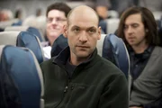 Ein Passagier, der sich auff&auml;llig verh&auml;lt und schon bald versucht, seine Mitreisenden zum Aufstand aufzustacheln: Doch ist Austin (Corey Stoll) wirklich der mysteri&ouml;se Erpresser?