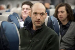 Ein Passagier, der sich auff&auml;llig verh&auml;lt und schon bald versucht, seine Mitreisenden zum Aufstand aufzustacheln: Doch ist Austin (Corey Stoll) wirklich der mysteri&ouml;se Erpresser?