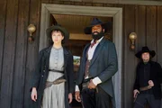 l-r: Lisa Vicari als Sarah, Nicholas Pinnock als John Ellis