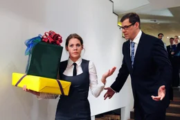 Als die unterdr&uuml;ckte Jenny (Felicitas Woll, l.) auch noch von ihrem Chef, dem erfolgs- und frauengeilen Macho Robert G&uuml;nther (Sven Martinek, r.), einer Straftat bezichtigt wird, will sie nur noch eines: Rache!
