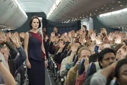 Zuerst stirbt ein Air-Marshall, dann der Pilot und schlie&szlig;lich ein Passagier - und nun muss sich Stewardess Nancy (Michelle Dockery, M.) auch noch mit einer tickenden Bombe und einem sehr r&uuml;den Air-Marshall herum&auml;rgern, der in den Augen der Flugg&auml;ste f&uuml;r all das &Uuml;bel verantwortlich ist ...