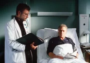 Arthur (Robert Atzorn, re.) wird rund um die Uhr von Dr. Levi (Heikko Deutschmann) betreut.