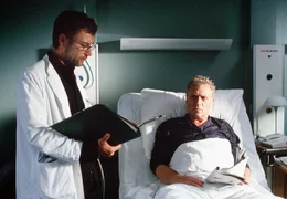 Arthur (Robert Atzorn, re.) wird rund um die Uhr von Dr. Levi (Heikko Deutschmann) betreut.