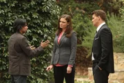 L-R: Akshay Mirza (Vik Sahay), Brennan (Emily Deschanel) und Booth (David Boreanaz)