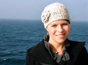 VERR&Uuml;CKT NACH MEER Folge 4, Fr&uuml;hlingstr&auml;ume auf Madeira, Doku-Soap. Eine M&uuml;tze aus Madeira: S&auml;ngerin Katrin Wiedmann.