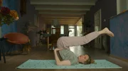 Irma (Elise Beuger) beim Yoga.