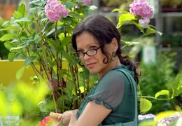 Annette Eggers (Angela Roy) hat ein Auge auf den G&auml;rtner geworfen.; ARD Degeto EIN UNVERBESSERLICHER DICKKOPF, am Sonntag (03.11.24) um 14:03 Uhr im ERSTEN. Annette Eggers (Angela Roy) hat ein Auge auf den G&auml;rtner geworfen. &copy; ARD Degeto/Martin Menke, honorarfrei - Verwendung gem&auml;&szlig; der AGB im engen inhaltlichen, redaktionellen Zusammenhang mit genannter Degeto-Sendung und bei Nennung "Bild: ARD Degeto/Martin Menke" (S2). ARD Degeto/Programmplanung und Presse, Tel: 069/1509-335, degeto-presse@degeto.de