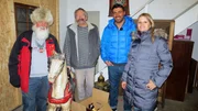 Von links: Wilfried, Peter, Tr&ouml;del-Experte S&uuml;kr&uuml; Pehlivan und Sonja beim Karussellpferd-Verkauf.