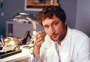 Dr. Levi (Heikko Deutschmann) ringt mit sich: Soll er seine Karriere aufs Spiel setzen, um ein Leben zu retten?