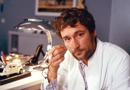 Dr. Levi (Heikko Deutschmann) ringt mit sich: Soll er seine Karriere aufs Spiel setzen, um ein Leben zu retten?