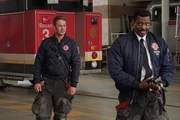 Severide (Taylor Kinney, l.), Chief Boden (Eamonn Walker) Die Verwendung des sendungsbezogenen Materials ist nur mit dem Hinweis und Verlinkung auf TVNOW gestattet.