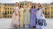 Kaiserin Sissi mal F&uuml;nf! Die M&auml;dchen f&uuml;hlen sich in ihren Outfits vor dem Schloss Sch&ouml;nbrunn so richtig wie Prinzessinnen.