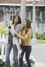 W&auml;hrend Lynettes Leben und das ihres ungeborenen Babys in Eddies H&auml;nden liegen, versucht Gabrielle (Eva Longoria, r.) mit Susans (Teri Hatcher, l.) Hilfe, Angie zu retten.