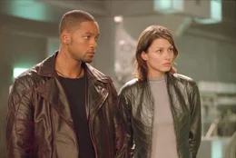 Als in den Labors des High-Tech-Konzerns US Robotics ein Mord passiert, best&auml;tigen sich die &Auml;ngste des leicht paranoiden Cops Del Spooner, der die Perfektion der Robots f&uuml;rchtet. Bei ihren Ermittlungen sto&szlig;en Spooner (Will Smith) und die Roboter-Psychologin Dr. Susan Calvin (Bridget Moynahan) auf lebensbedrohliche Geheimnisse.