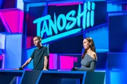 "Tanoshii", das Wissensduell rund um Manga und Anime mit Fans und Creators aus der Szene. Fan Jamie (links) und Cosplayerin "Zoros_waifuuu" treten in mehreren Spielrunden gegen zwei weitere Kandidat*innen an.